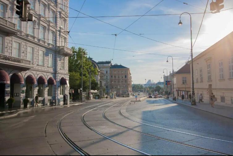 Suesses Naehe Volkstheater * Wien